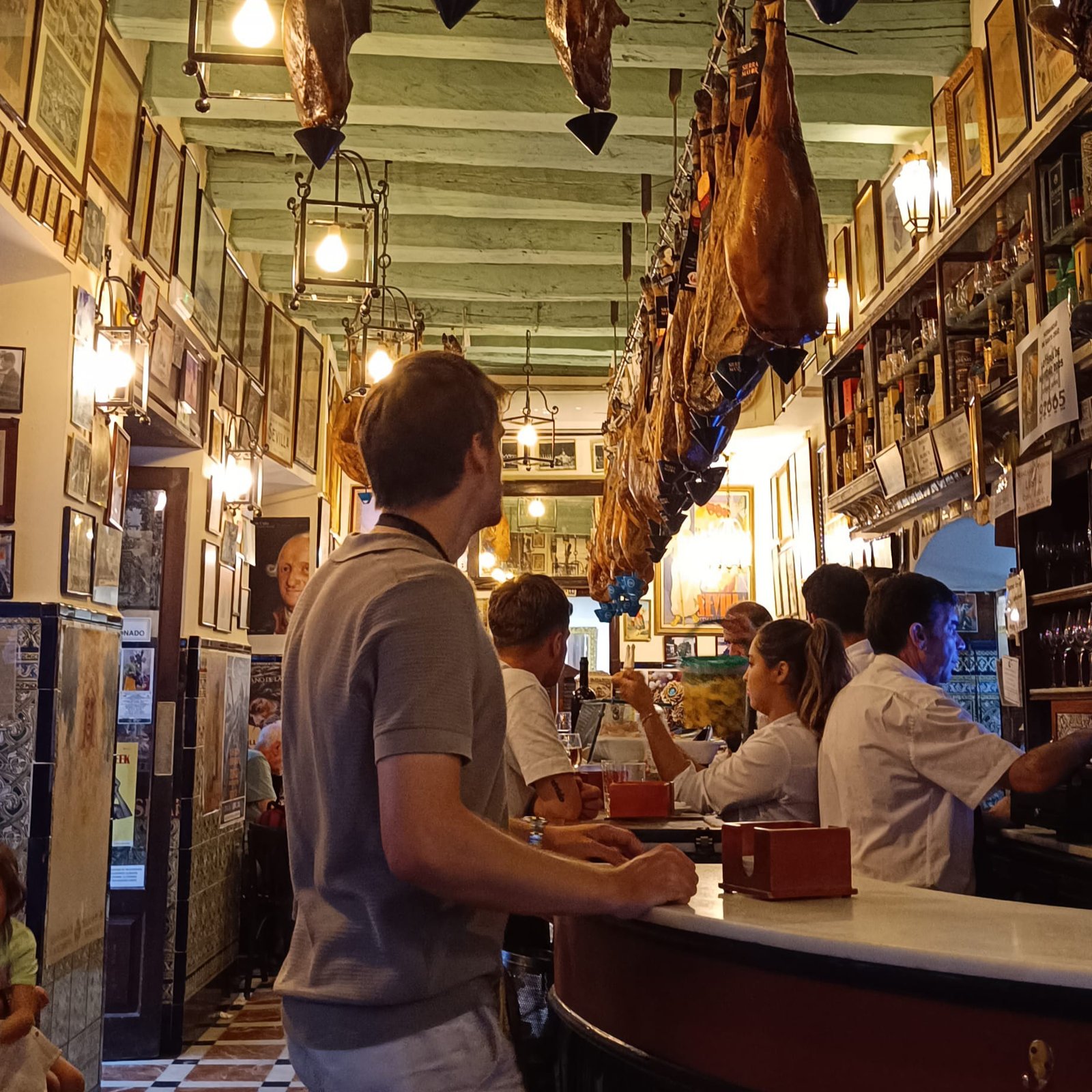 tour de tapas por sevilla españa